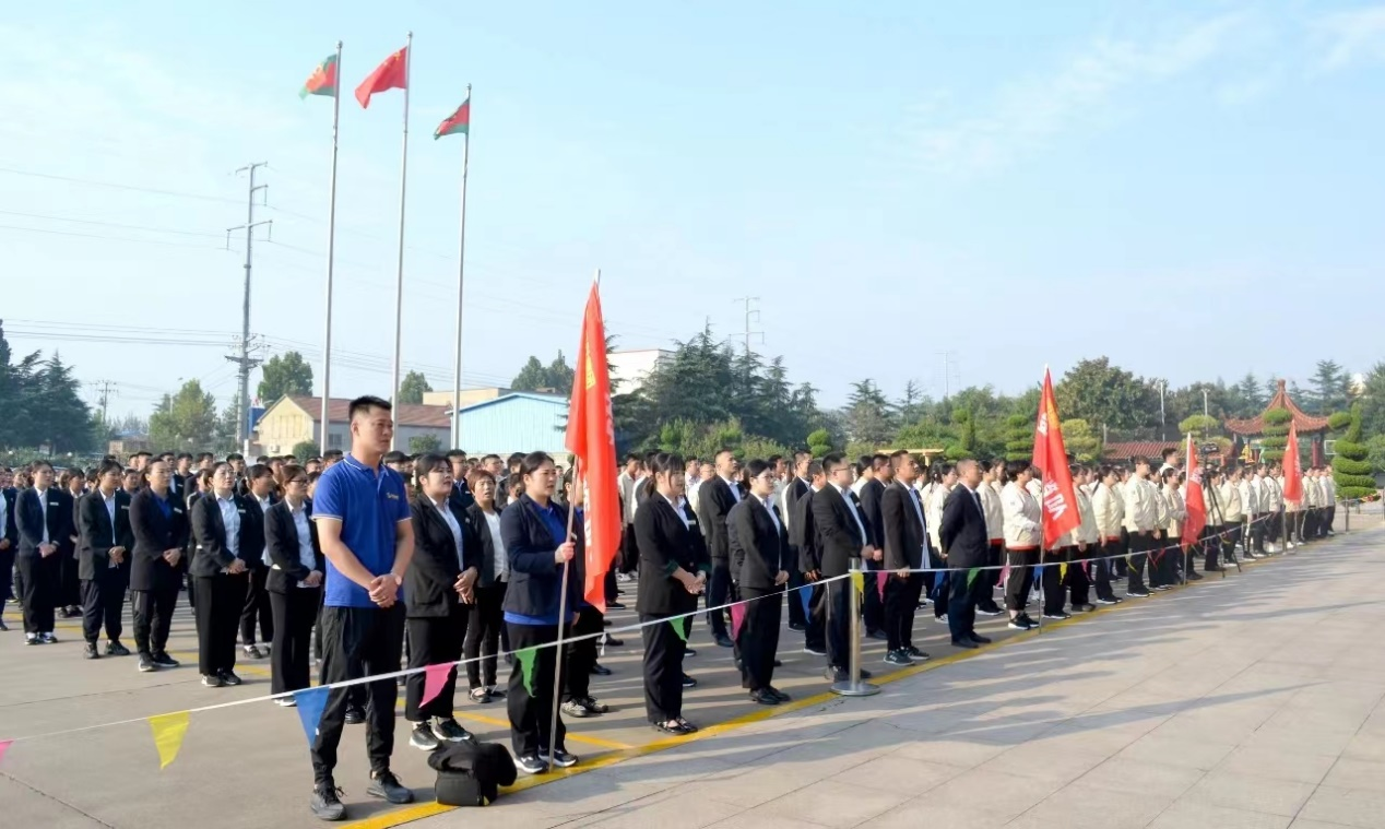 賽前，四支參賽隊伍兩兩一組進行了拉歌比賽，激情1.png